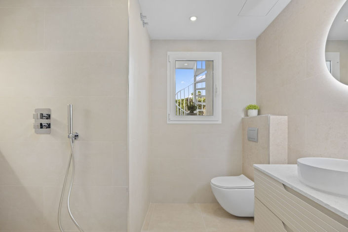 Image No.23-3 Bed Property for sale