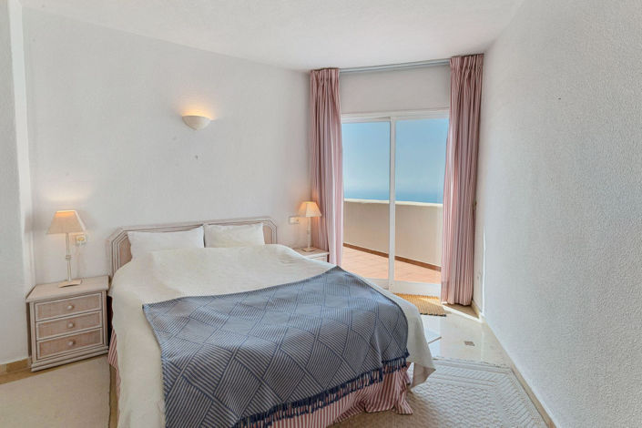 Image No.10-2 Bed Property for sale