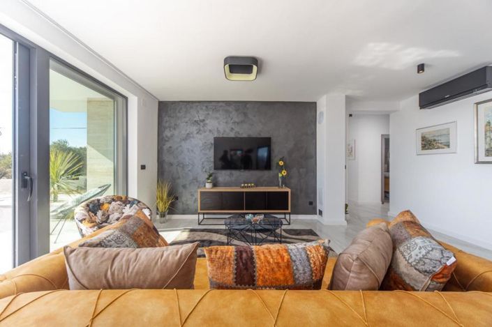 Image No.10-5 Bed Property for sale