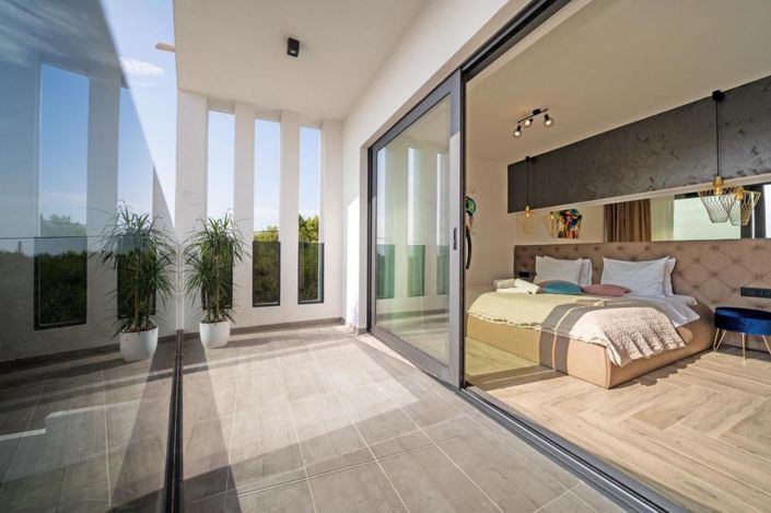 Image No.17-5 Bed Property for sale