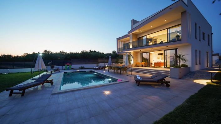 Image No.2-5 Bed Property for sale