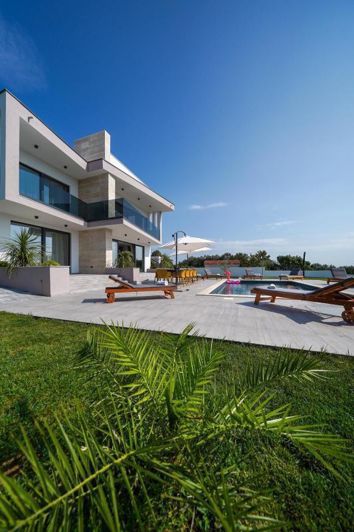 Image No.4-5 Bed Property for sale