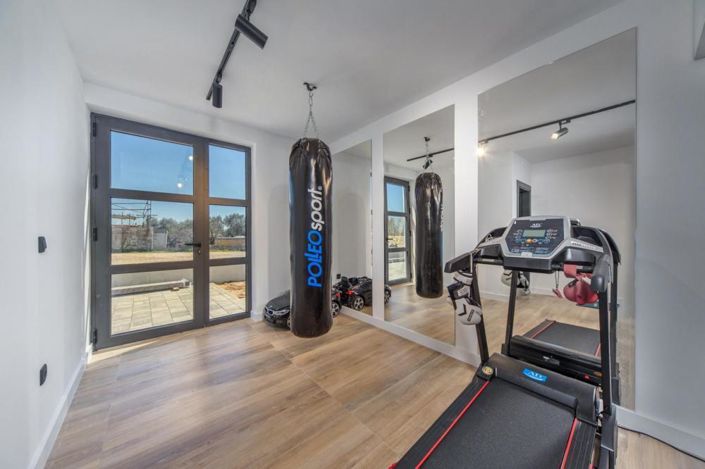 Image No.9-5 Bed Property for sale