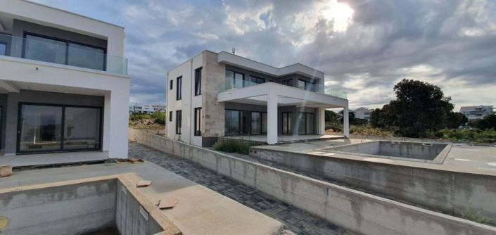 Image No.12-4 Bed Property for sale