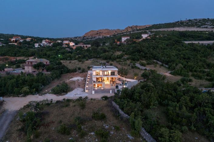 Image No.10-6 Bed Property for sale