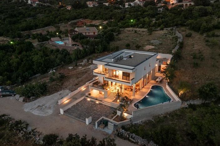 Image No.12-6 Bed Property for sale