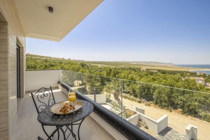 Image No.14-6 Bed Property for sale