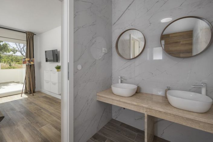 Image No.18-6 Bed Property for sale