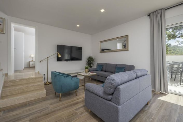 Image No.19-6 Bed Property for sale