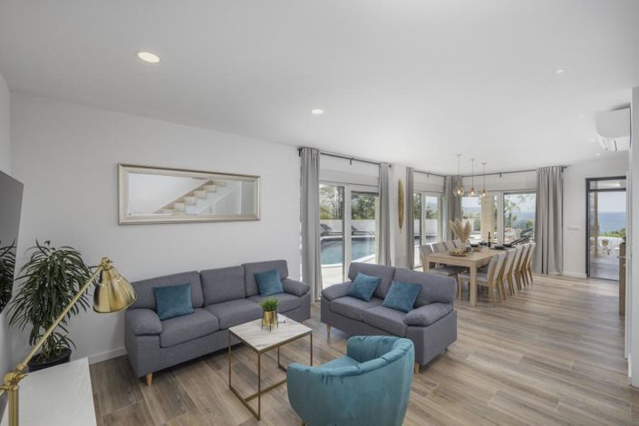 Image No.20-6 Bed Property for sale