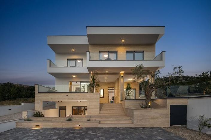 Image No.7-6 Bed Property for sale