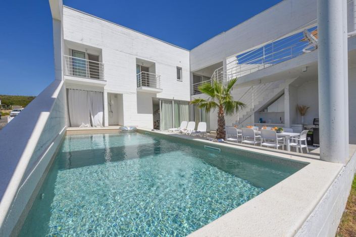 Image No.1-4 Bed Property for sale