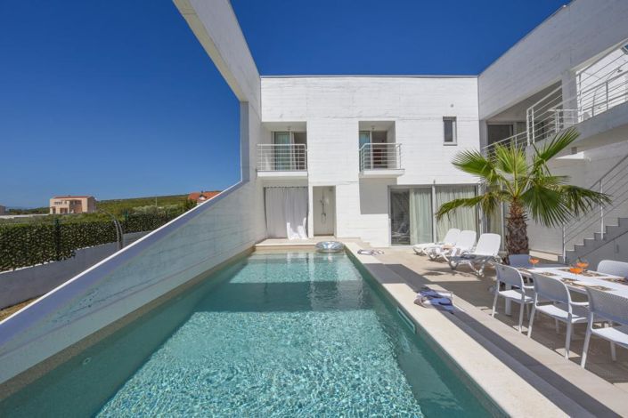 Image No.4-4 Bed Property for sale