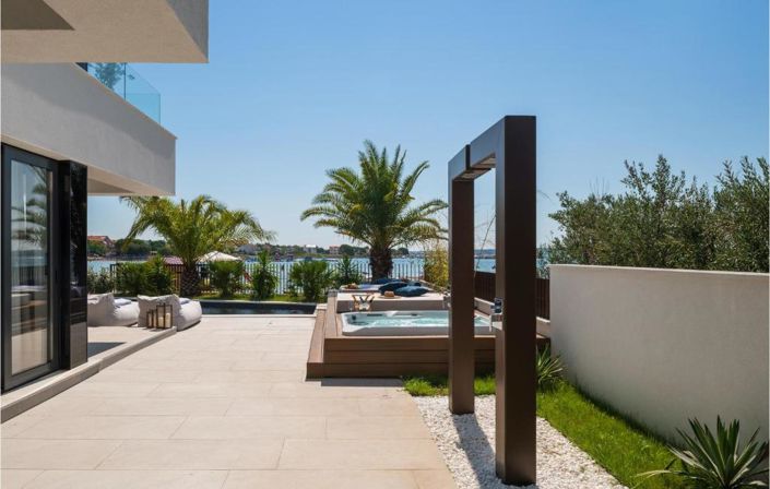 Image No.16-4 Bed Property for sale