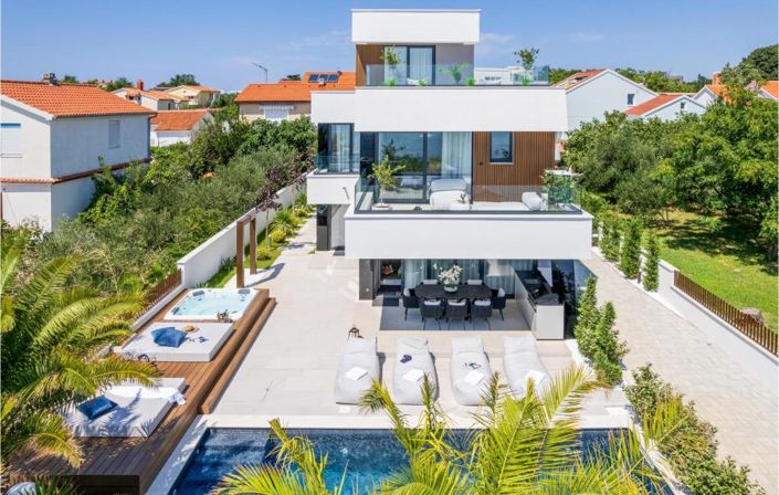 Image No.4-4 Bed Property for sale