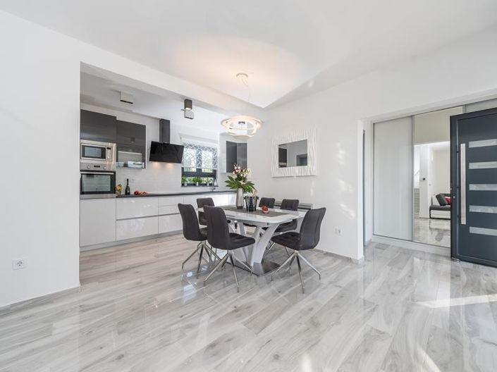 Image No.14-3 Bed Property for sale