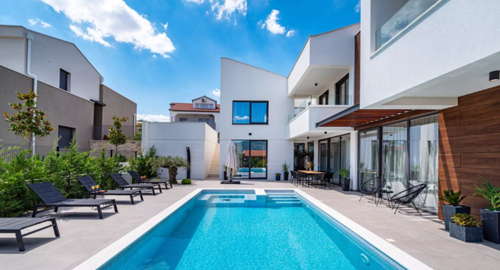 Image No.10-4 Bed Property for sale