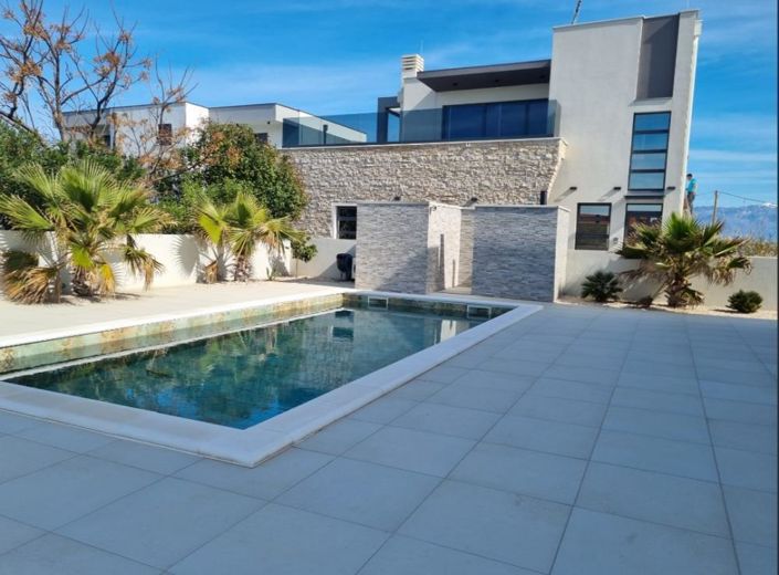 Image No.1-4 Bed Property for sale
