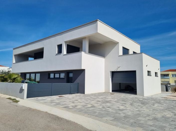 Image No.4-4 Bed Property for sale