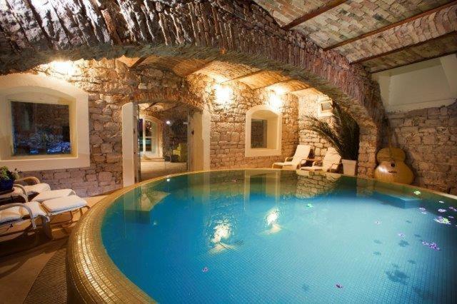 Image No.2-4 Bed Property for sale