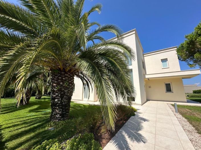 Image No.25-5 Bed Property for sale