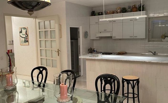 Image No.12-4 Bed Property for sale