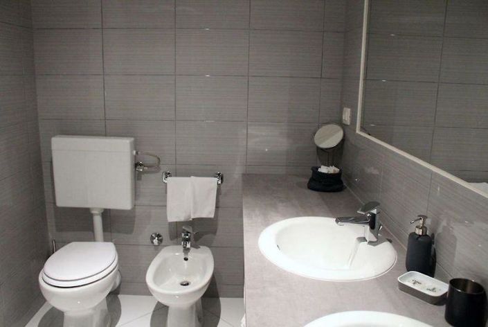 Image No.12-10 Bed Property for sale