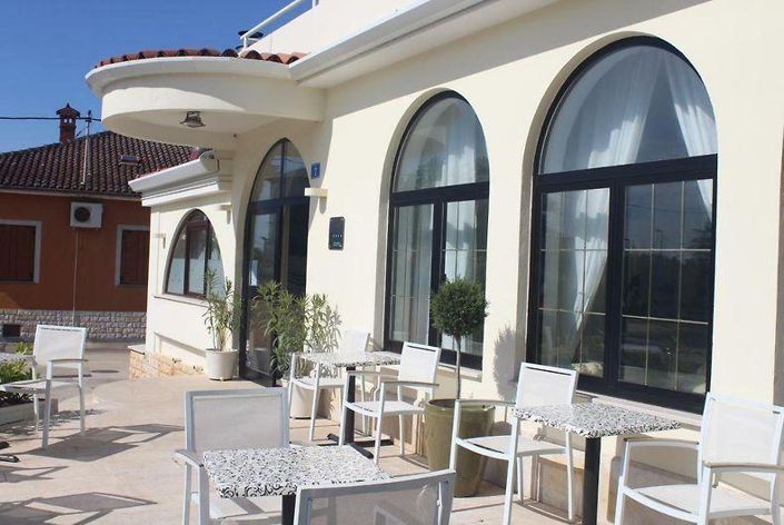 Image No.14-10 Bed Property for sale