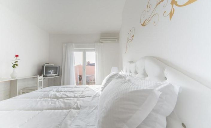 Image No.4-10 Bed Property for sale