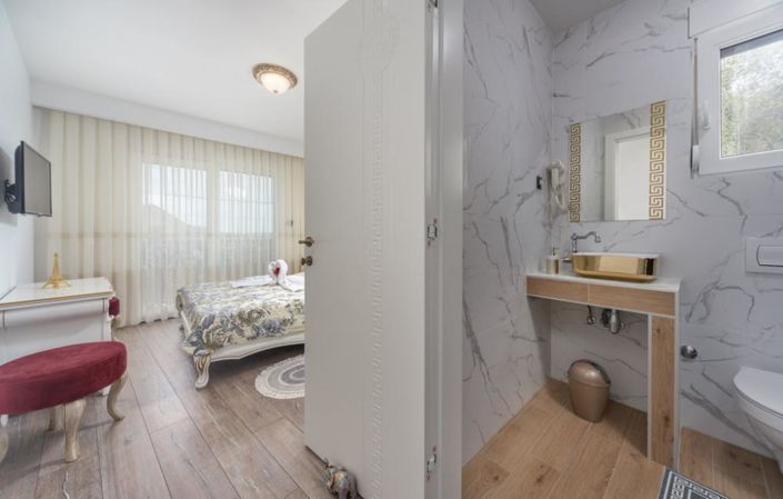 Image No.12-4 Bed Property for sale