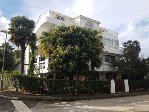 Image No.2-8 Bed Property for sale