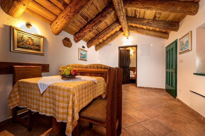 Image No.16-6 Bed Property for sale