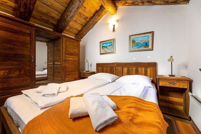 Image No.17-6 Bed Property for sale