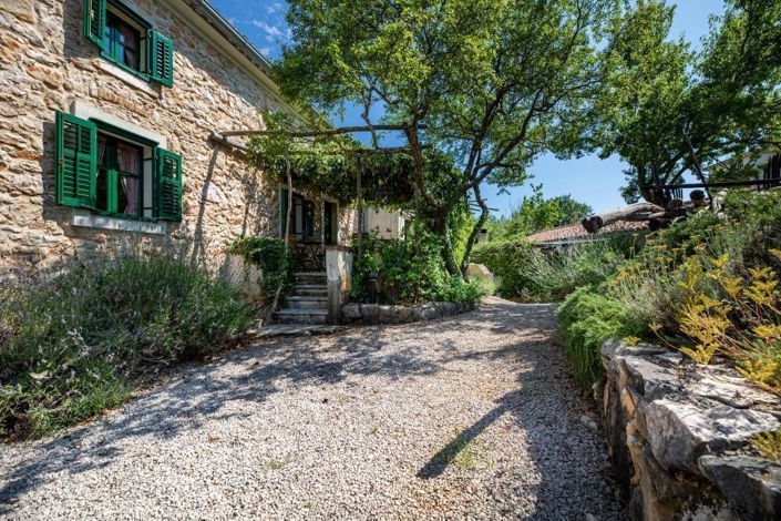 Image No.22-6 Bed Property for sale