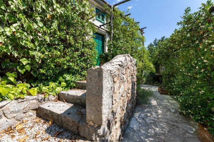 Image No.8-6 Bed Property for sale