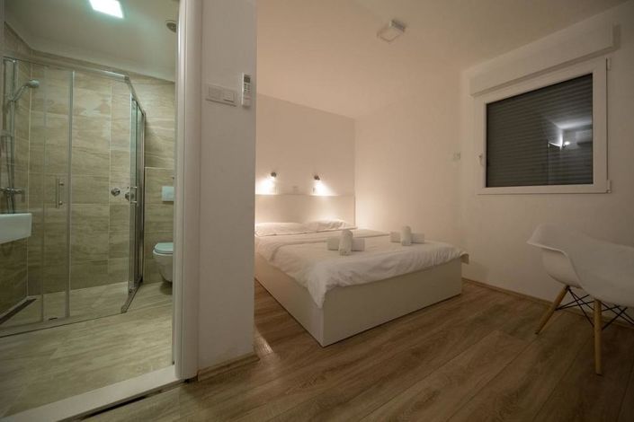 Image No.8-19 Bed Property for sale