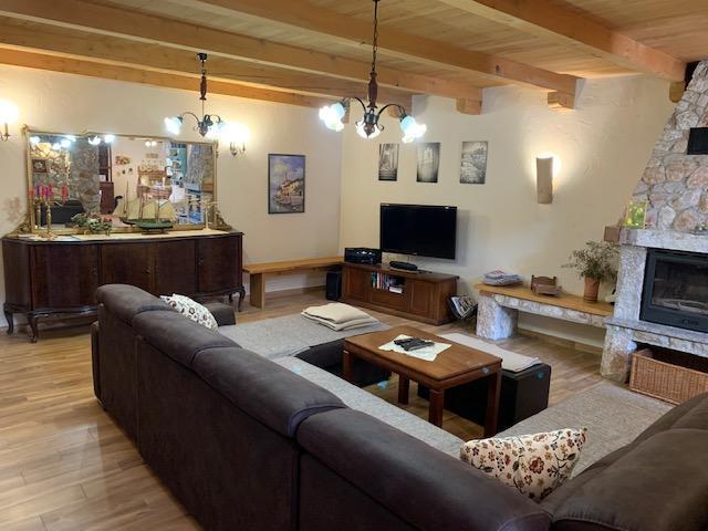 Image No.12-6 Bed Property for sale