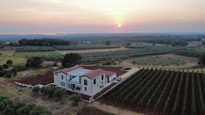 Image No.1-5 Bed Property for sale