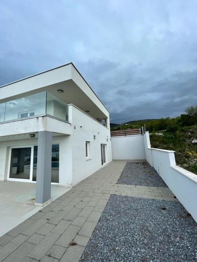 Image No.12-3 Bed Property for sale