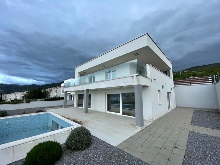 Image No.13-3 Bed Property for sale