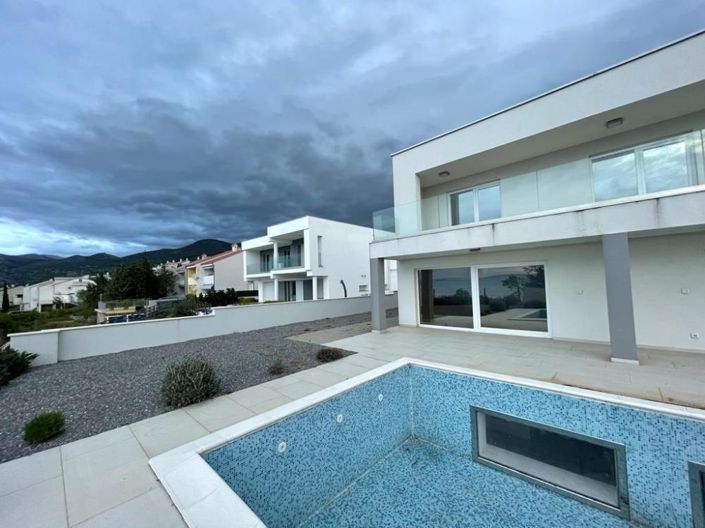 Image No.18-3 Bed Property for sale