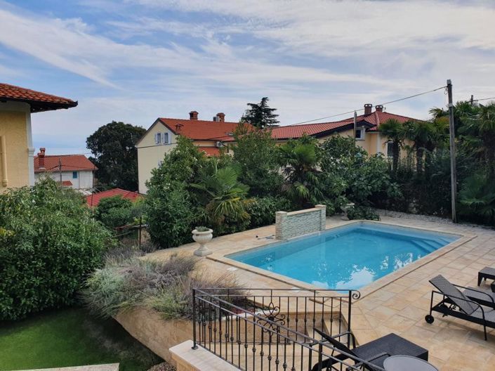 Image No.16-12 Bed Property for sale