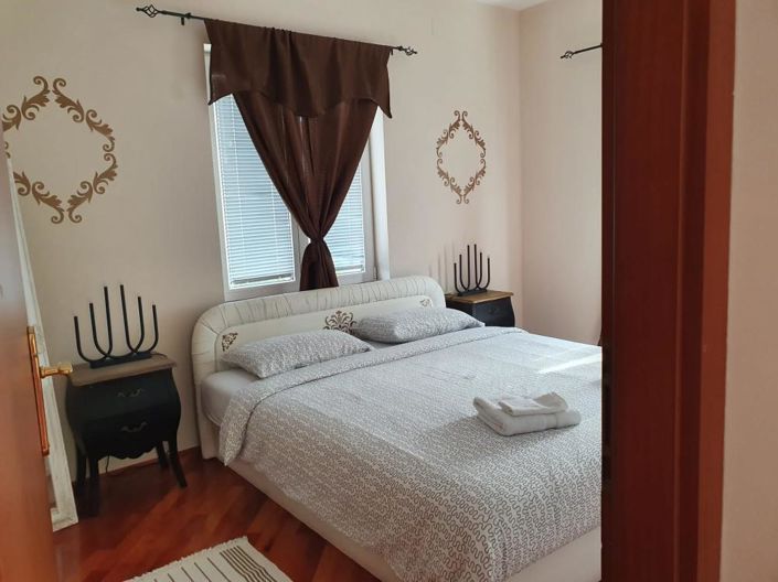 Image No.19-12 Bed Property for sale