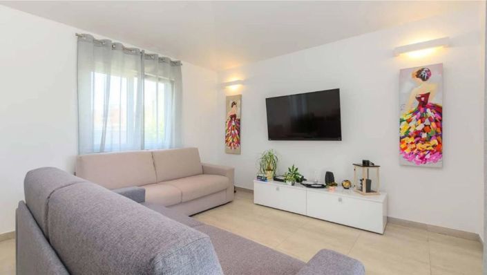 Image No.8-3 Bed Property for sale