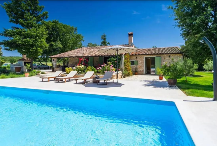 Image No.17-4 Bed Property for sale