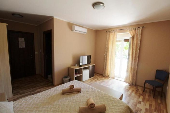 Image No.17-8 Bed Property for sale