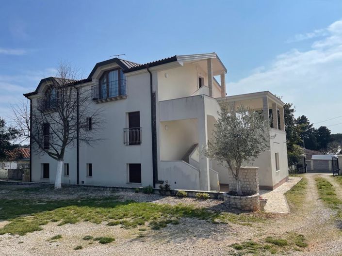 Image No.2-8 Bed Property for sale