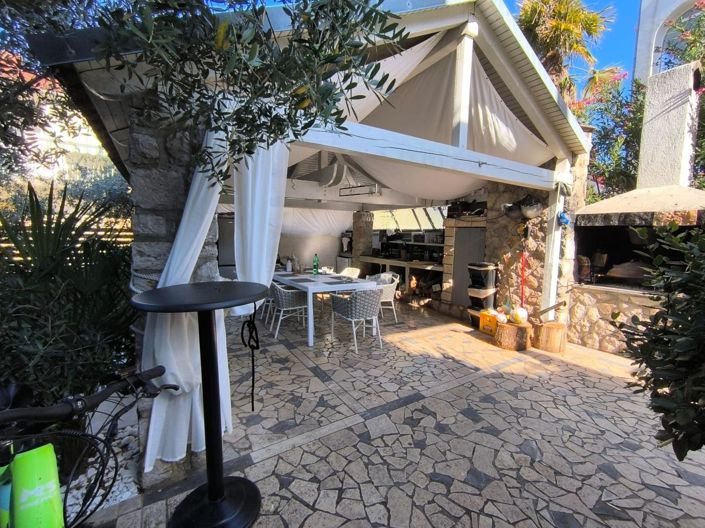 Image No.8-11 Bed Property for sale