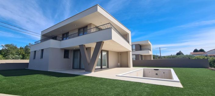 Image No.1-4 Bed Property for sale