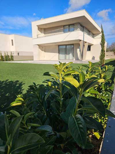 Image No.1-4 Bed Property for sale